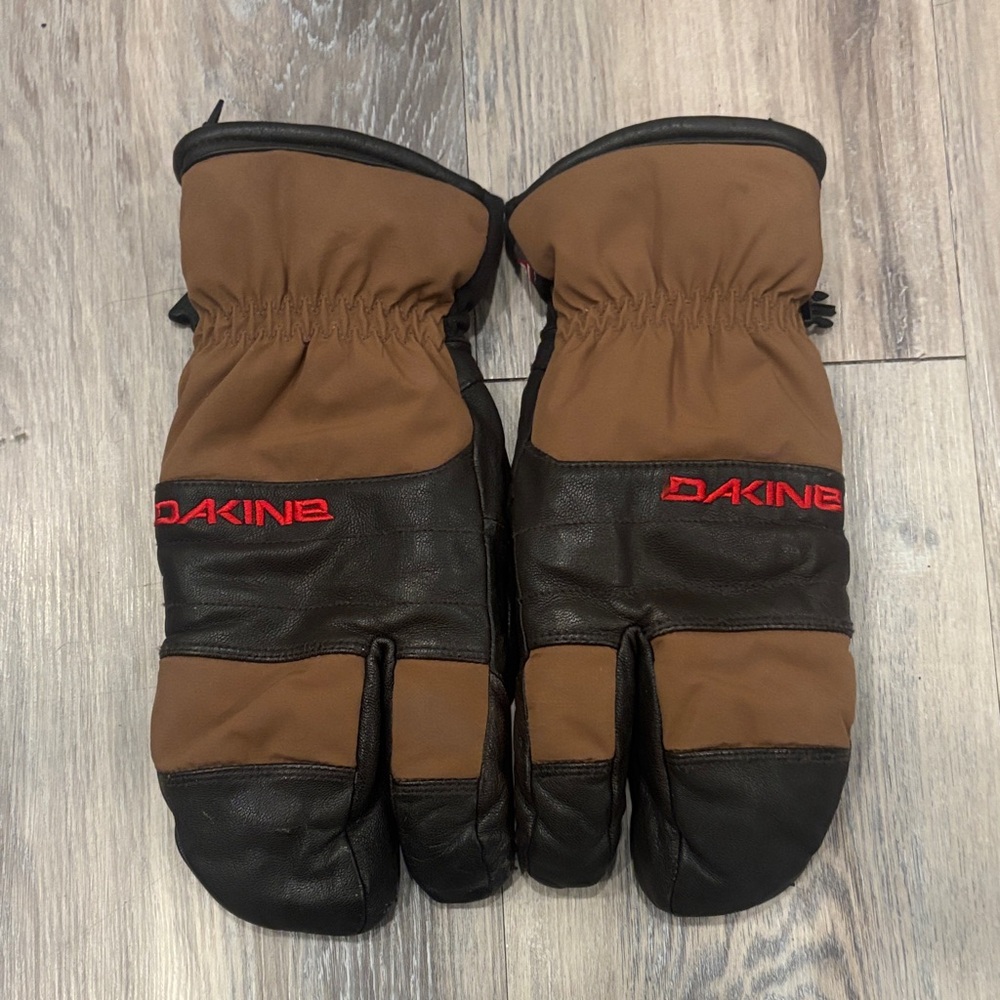 Dakine Two-Tone Mittens with Red Logo